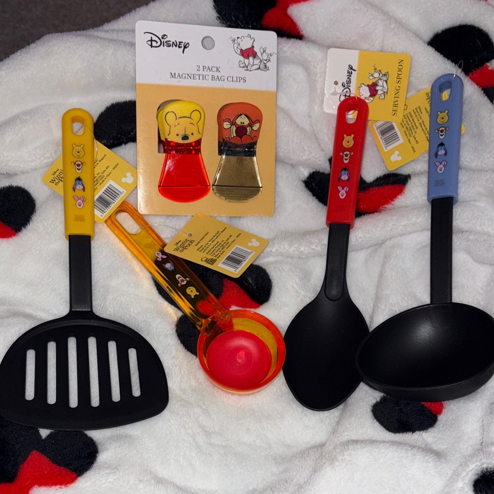 Disney Winnie the Pooh Kitchen Utensil Set with Bag Clips